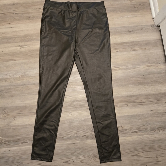 Black Faux Leather Leggings Size M - Picture 3 of 6